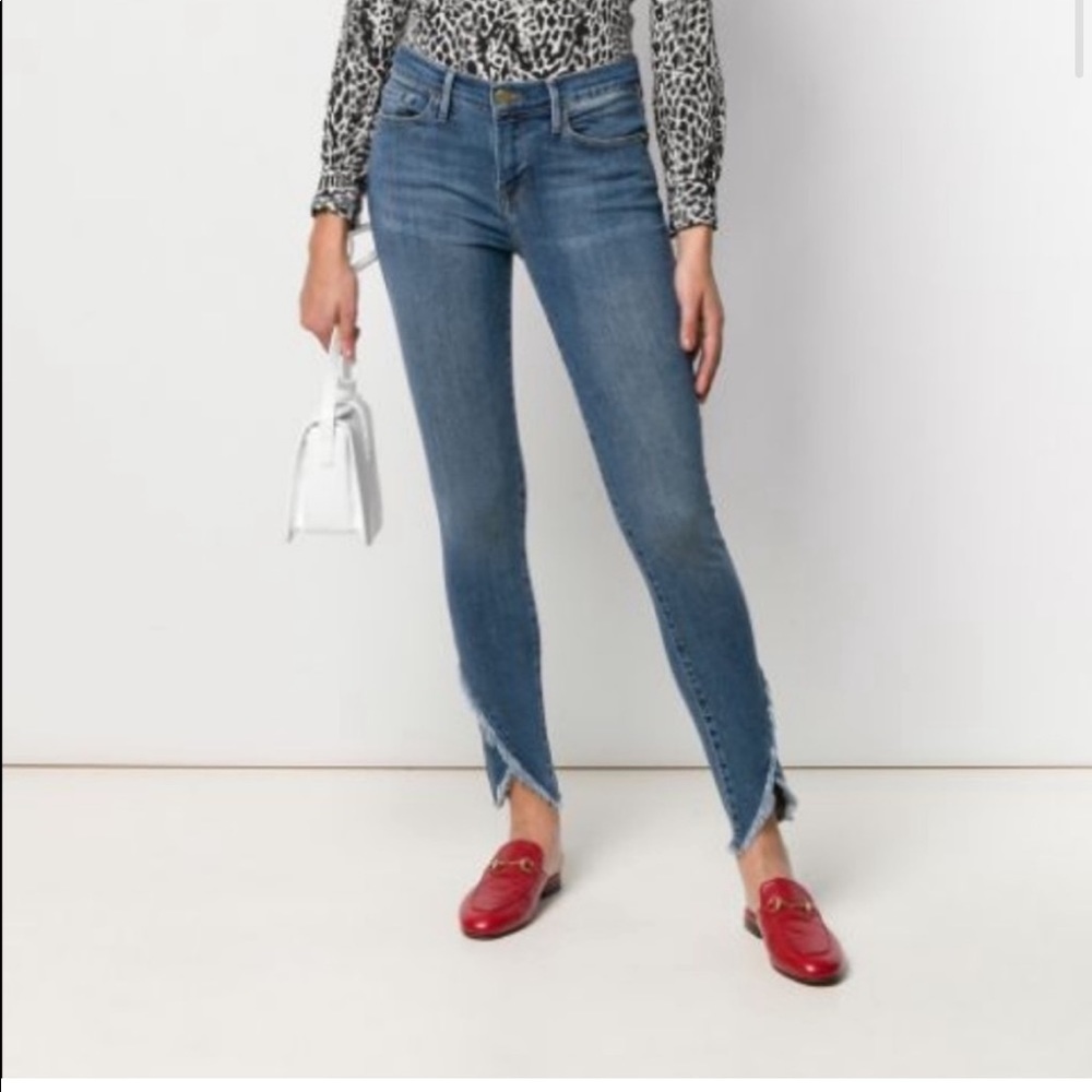 Frame Le Skinny de Jeanne Asymmetric Tulip Hem Jeans in Cristallo
